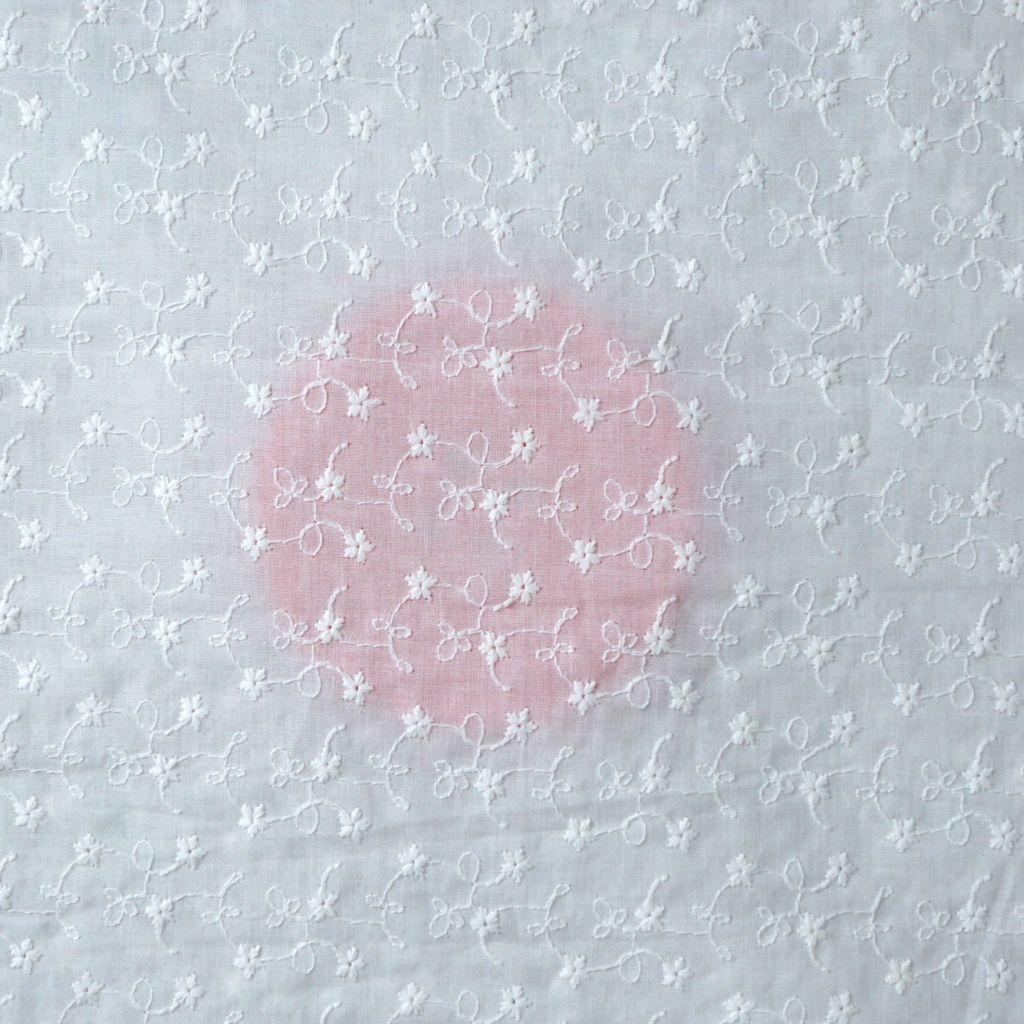 Lochstickerei leichte Baumwolle Blümchen mit Bogenkante weiß